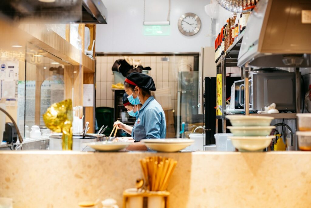 飲食業の健康経営ガイド｜不規則なシフト・まかない・人手不足を改善する中小飲食店の取り組み